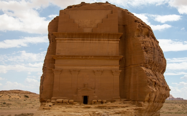 欧拉县黑格拉古城 (Mada'in-Salih) 的孤独城堡 (Qasr Al-Farid)。（沙特百科）