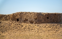 泰马古墙采用石头、砖块和黏土建造而成。（沙特百科）