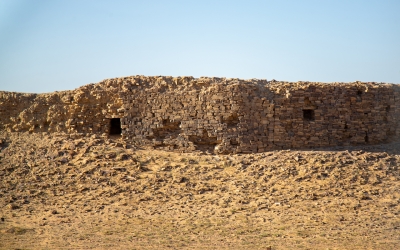 泰马古墙采用石头、砖块和黏土建造而成。（沙特百科）