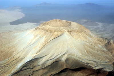 位于麦地那省海拜尔县的东南部的阿比亚德山。 （沙特地质调查局）