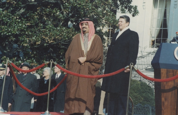 1985 年,法赫德国王在访问美国期间与美国总统罗纳德·里根。 (阿卜杜勒-阿齐兹国王研究和档案基金会,Darah)