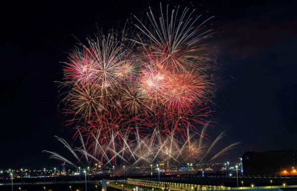 沙特王国宰牲庆祝活动燃放烟花。(沙特通讯社)