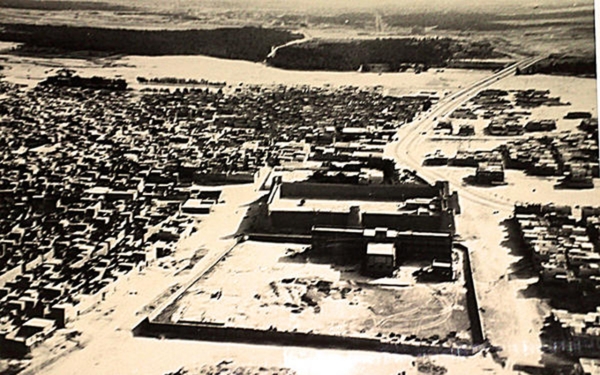 一张罕见的 20 世纪 60 年代姆巴拉兹市航拍照片,显示了其中心历史悠久的萨胡德城堡。 (阿卜杜勒-阿齐兹国王研究和档案基金会)