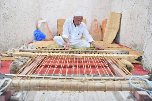 一名手工艺人在制作 Al-Hassir。(沙特通讯社)