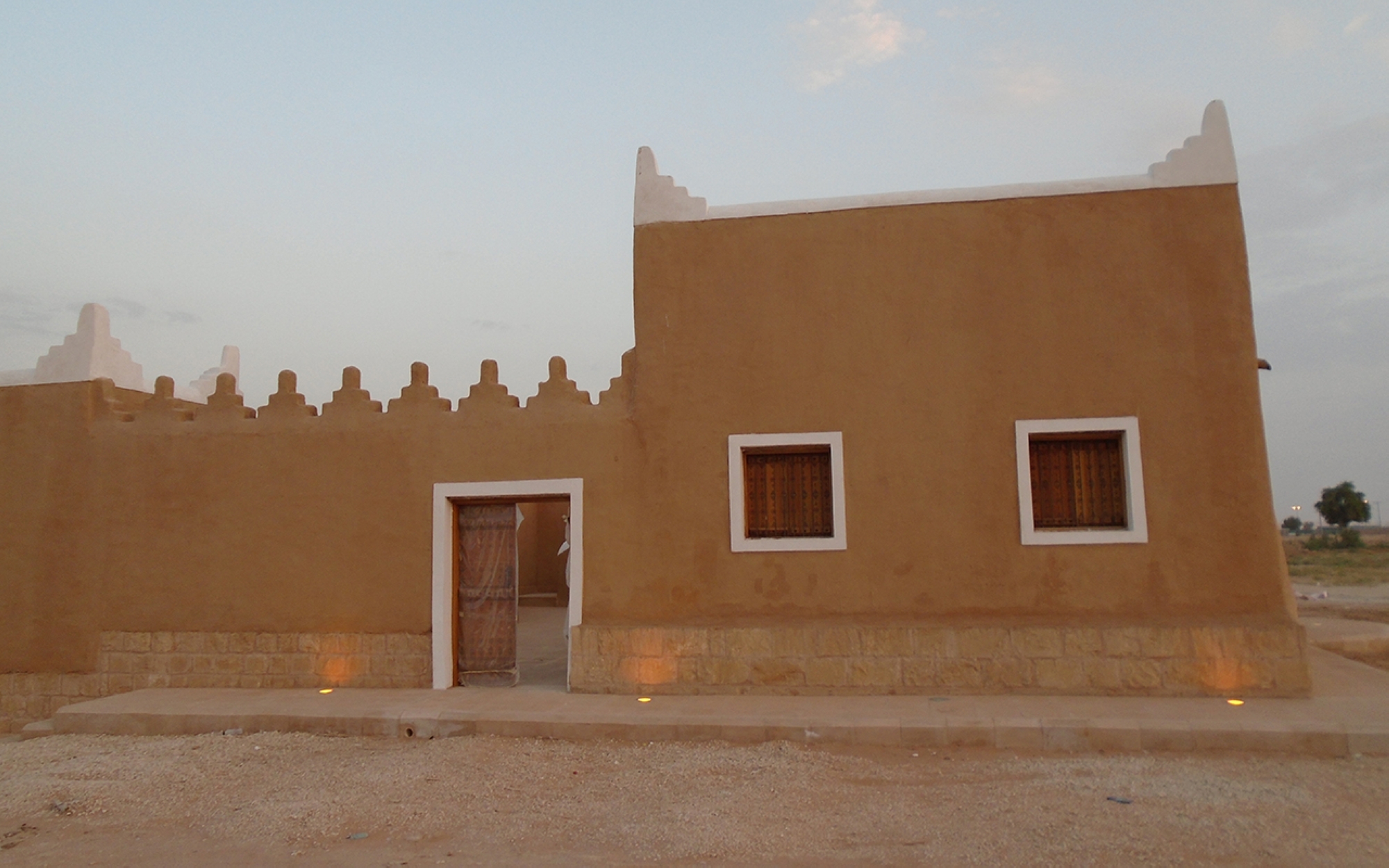 迈季迈阿县 Al-Dakhlah 历史清真寺的室内照片,该清真寺已有 500 多年的历史。(沙特百科)
