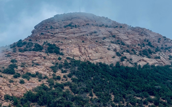 Al-Hada 山位于塔伊夫县西部,海拔高度为 2,000 米。(沙特百科)