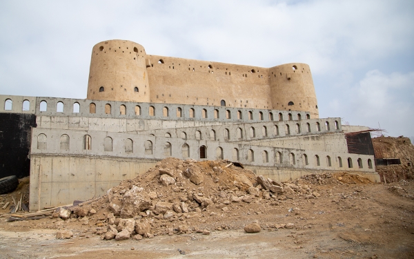 坐落于吉赞某座山脉顶上的 Al-Dosariyah 城堡。(沙特百科)