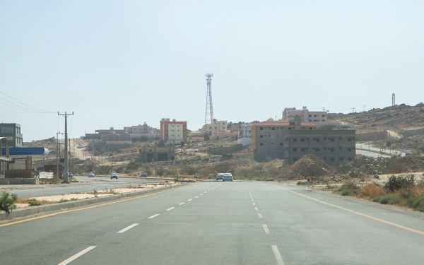 阿西尔省西北部巴尔卡恩县的一条公路。[沙特百科 (Saudipedia)]