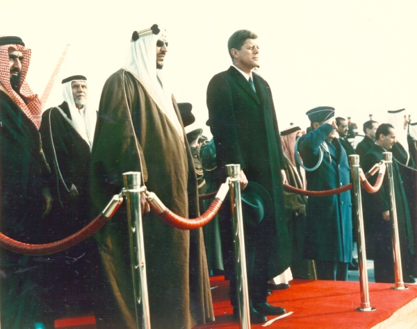 1962年,沙特国王在一次出访期间与美国总统约翰·肯尼迪会面。(阿卜杜勒-阿齐兹国王研究和档案基金会)