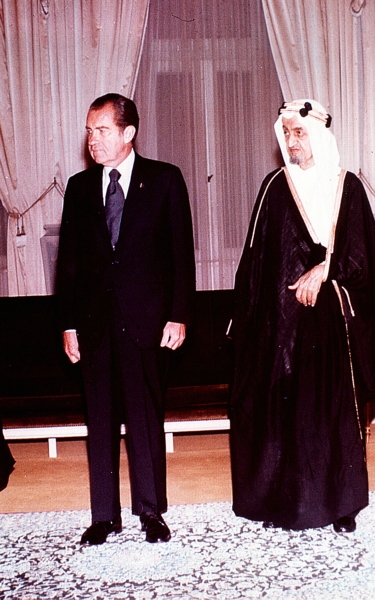 1973年,沙特国王费萨尔与美国总统尼克松会面。(阿卜杜勒-阿齐兹国王研究和档案基金会)
