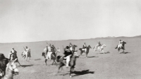 “阿卜杜勒-阿齐兹国王及其军队在1911年（伊斯兰历1329年）沙特统一战争中的某次战役中”。威廉·莎士比亚（阿卜杜勒-阿齐兹国王研究和档案基金会）