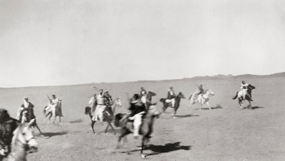 “阿卜杜勒-阿齐兹国王及其军队在1911年（伊斯兰历1329年）沙特统一战争中的某次战役中”。威廉·莎士比亚（阿卜杜勒-阿齐兹国王研究和档案基金会）