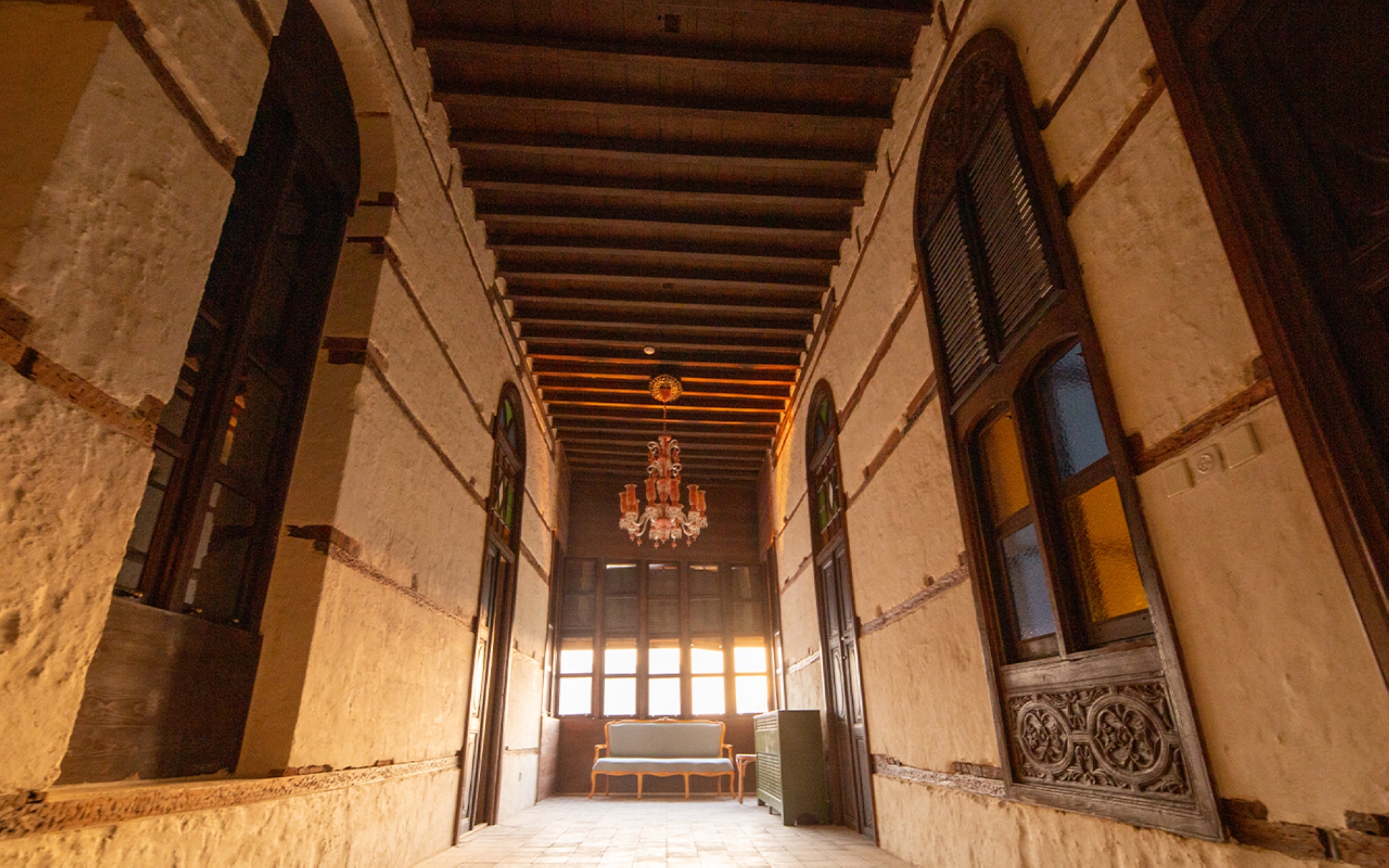 Inside one of the country&#039;s ancient buildings in Jeddah. (Saudipedia)