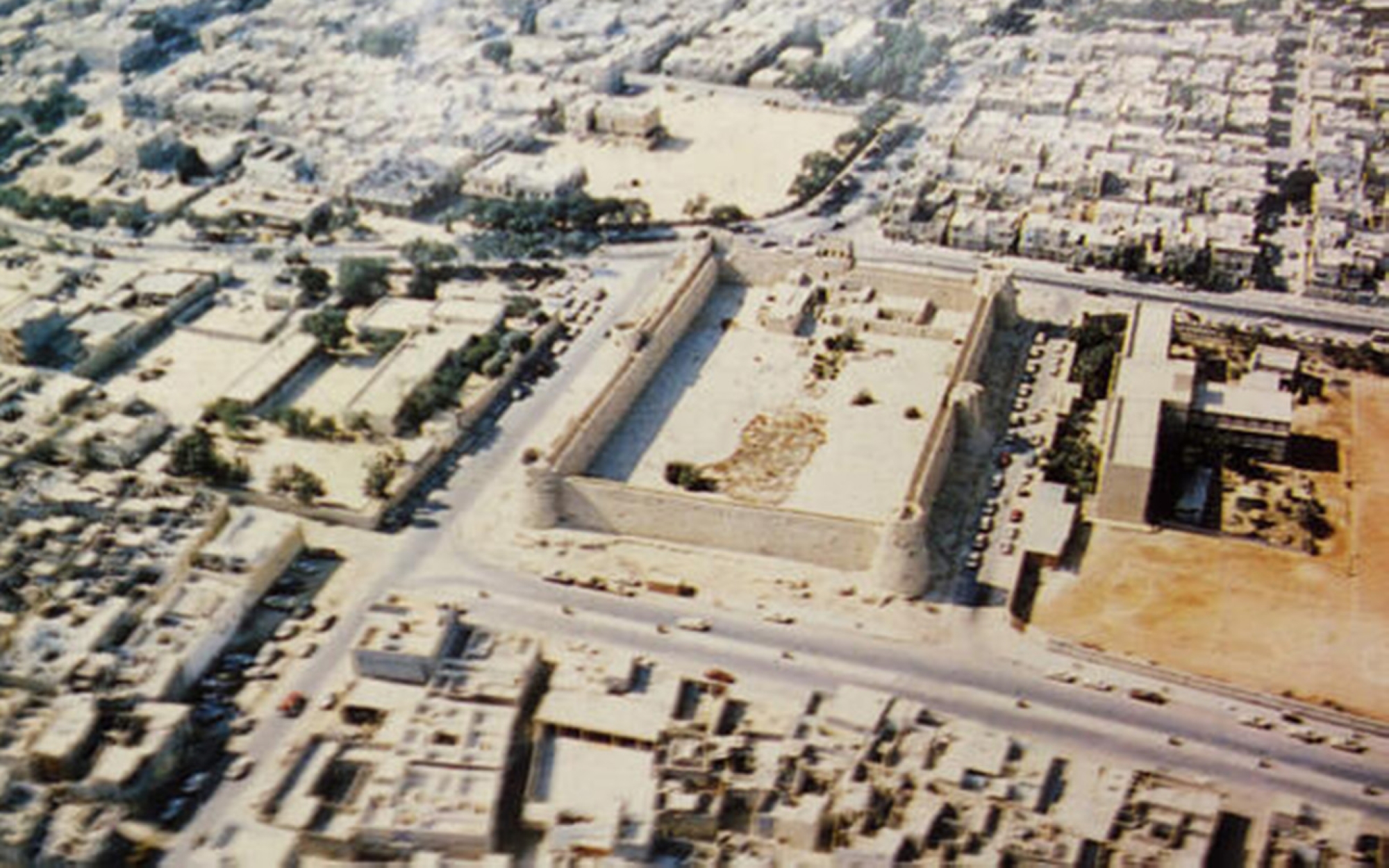 A rare aerial photo of the historical Sahood Palace in al-Mubarraz city. (King Abdulaziz Foundation for Research and Archives)