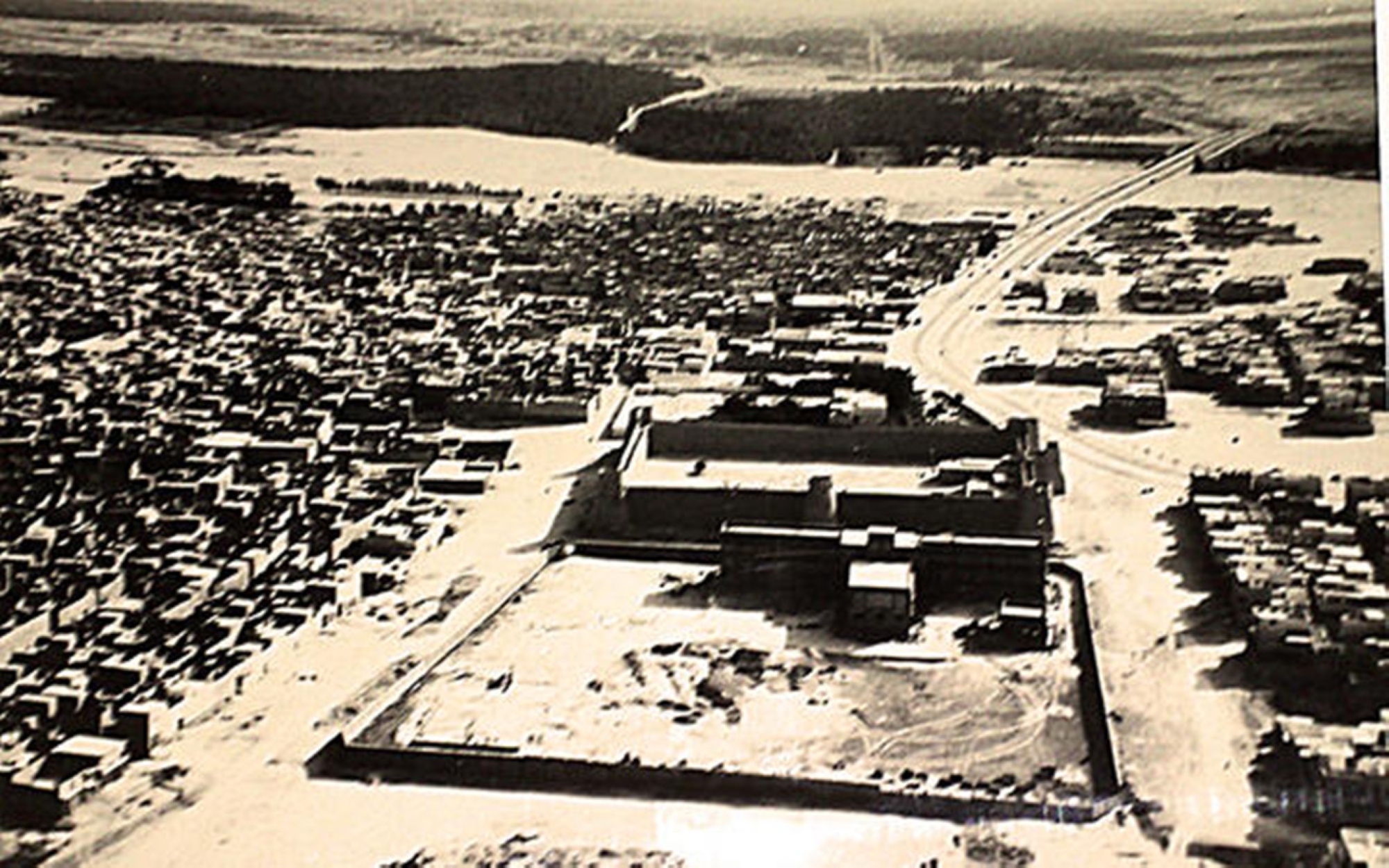 A rare aerial photo of al-Mubarraz city from the 1960s showing the historical Sahood Palace in the center. (King Abdulaziz Foundation for Research and Archives)