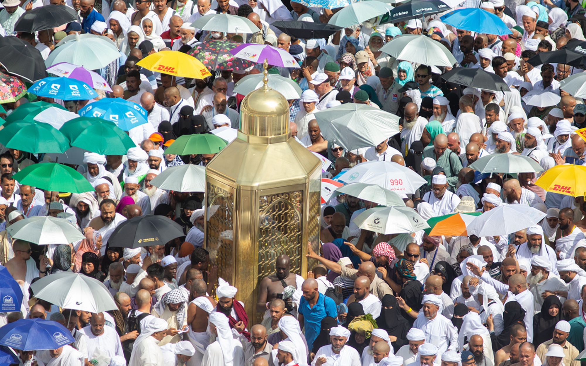 Image of Maqam Ibrahim surrounded by the Grand Mosque&#039;s visitors. (Saudipedia)