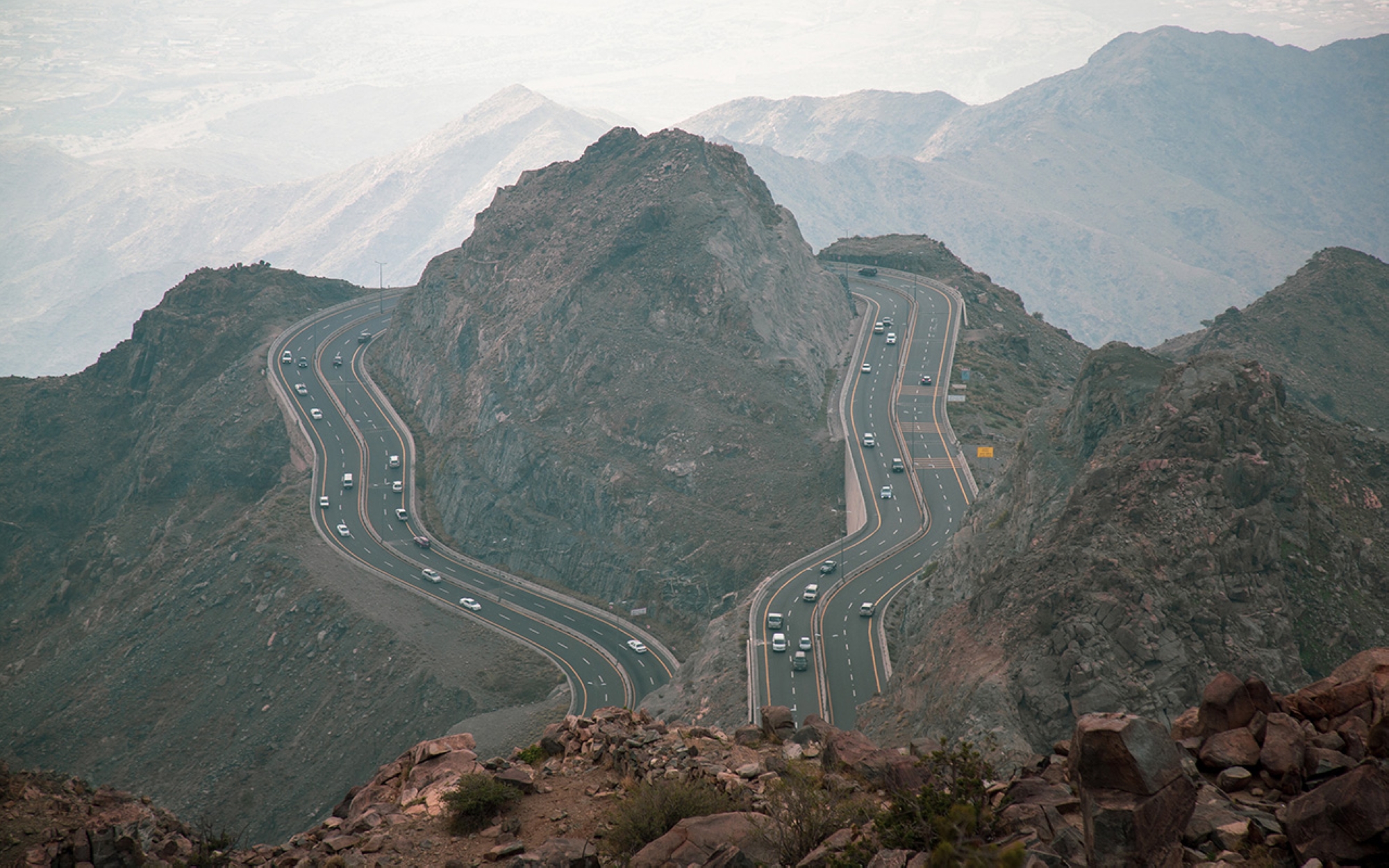 Jabal "al-Kurr - al-Hada," a twisting mountain road connecting Taif and Makkah. (Saudipedia)