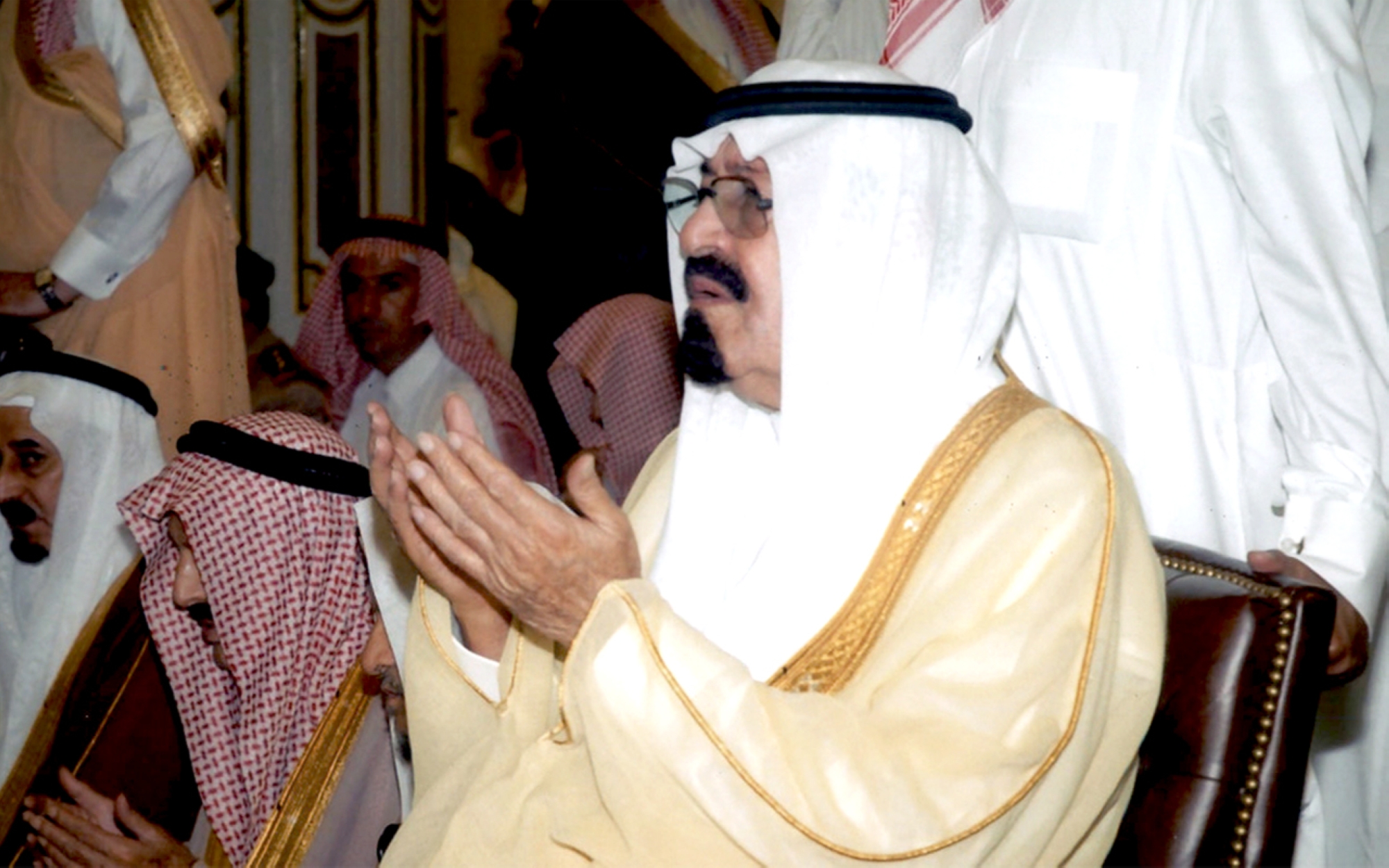 King Abdullah Bin Abdulaziz raising his hands in supplication <i>(Dua) </i>at the Prophet&#039;s Mosque. (SPA)