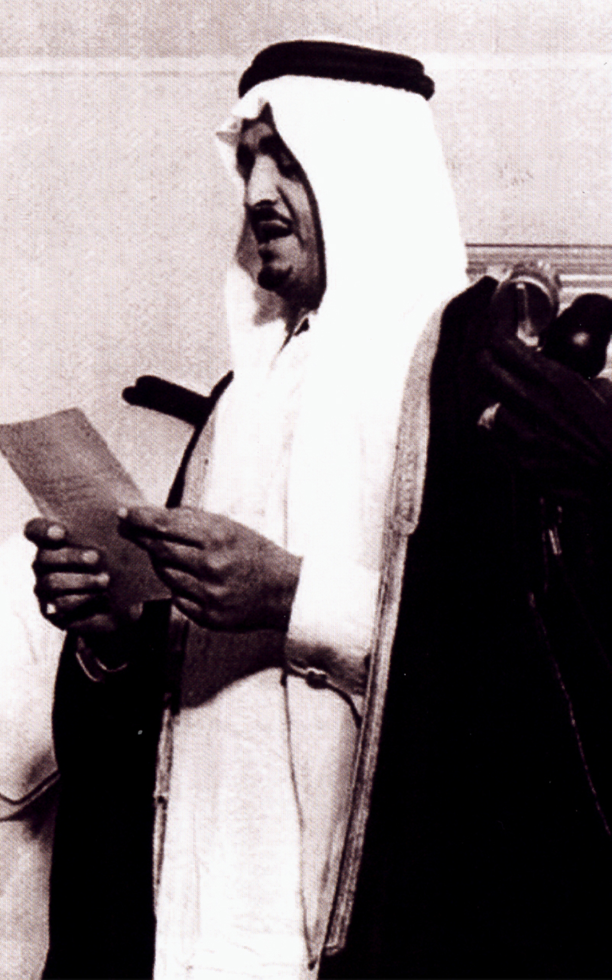 King Fahd taking the oath, when he was a prince, in front of King Saud. 1958. King Abdulaziz Foundation for Research and Archives (Darah)