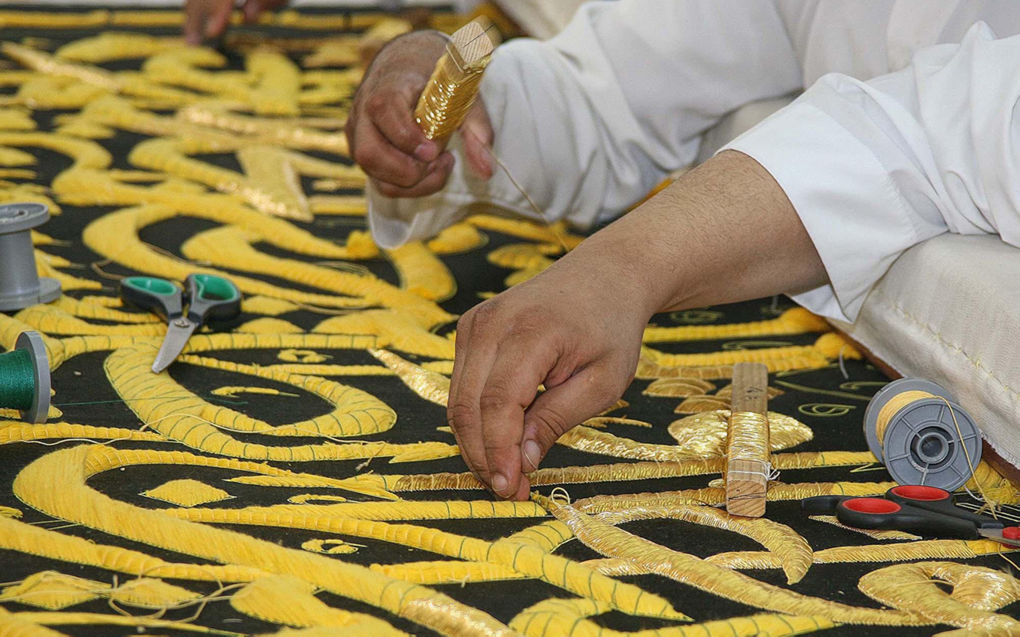 Embroidering the Kiswa by hand with gold threads. (SPA)