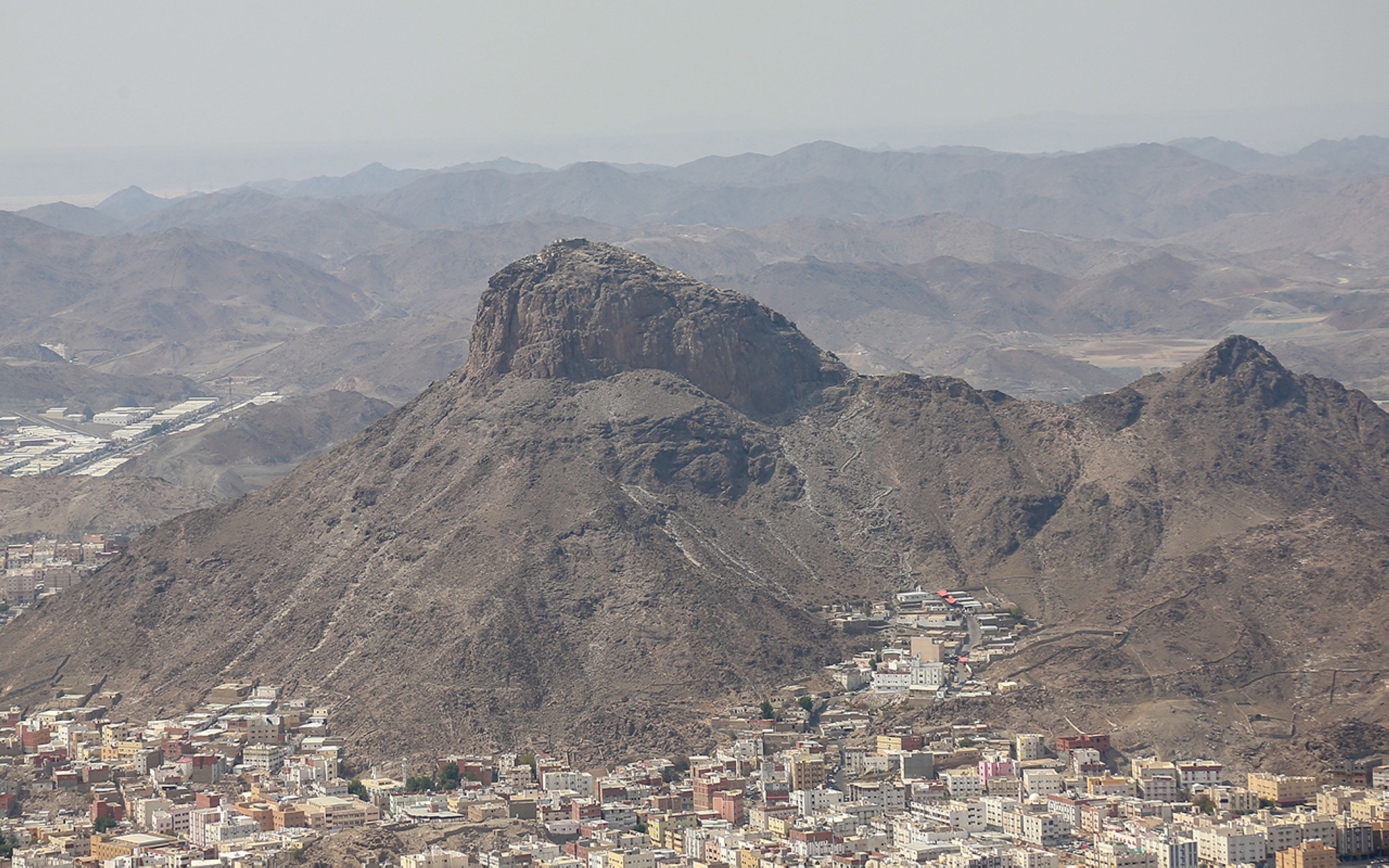 An aerial view of Jabal al-Nour showing the topography of the city of Makkah al-Mukarramah. (Saudipedia)