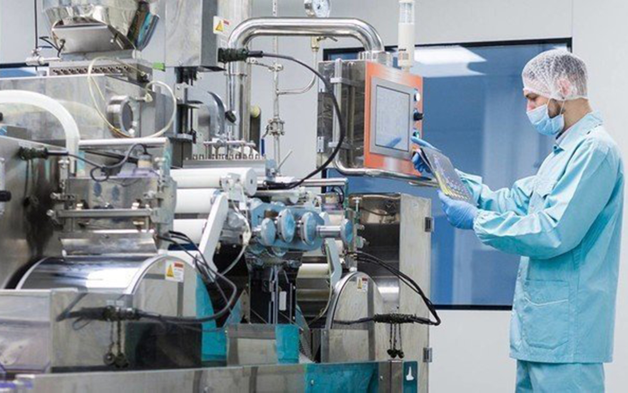 An employee working in a chemical factory in the Kingdom. King Abdulaziz Foundation for Research and Archives (Darah)