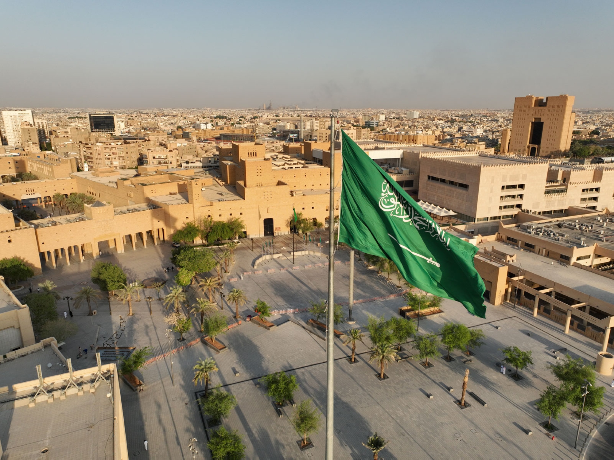 The flag at al-Hukm Palace Square in Riyadh. (Saudipedia)