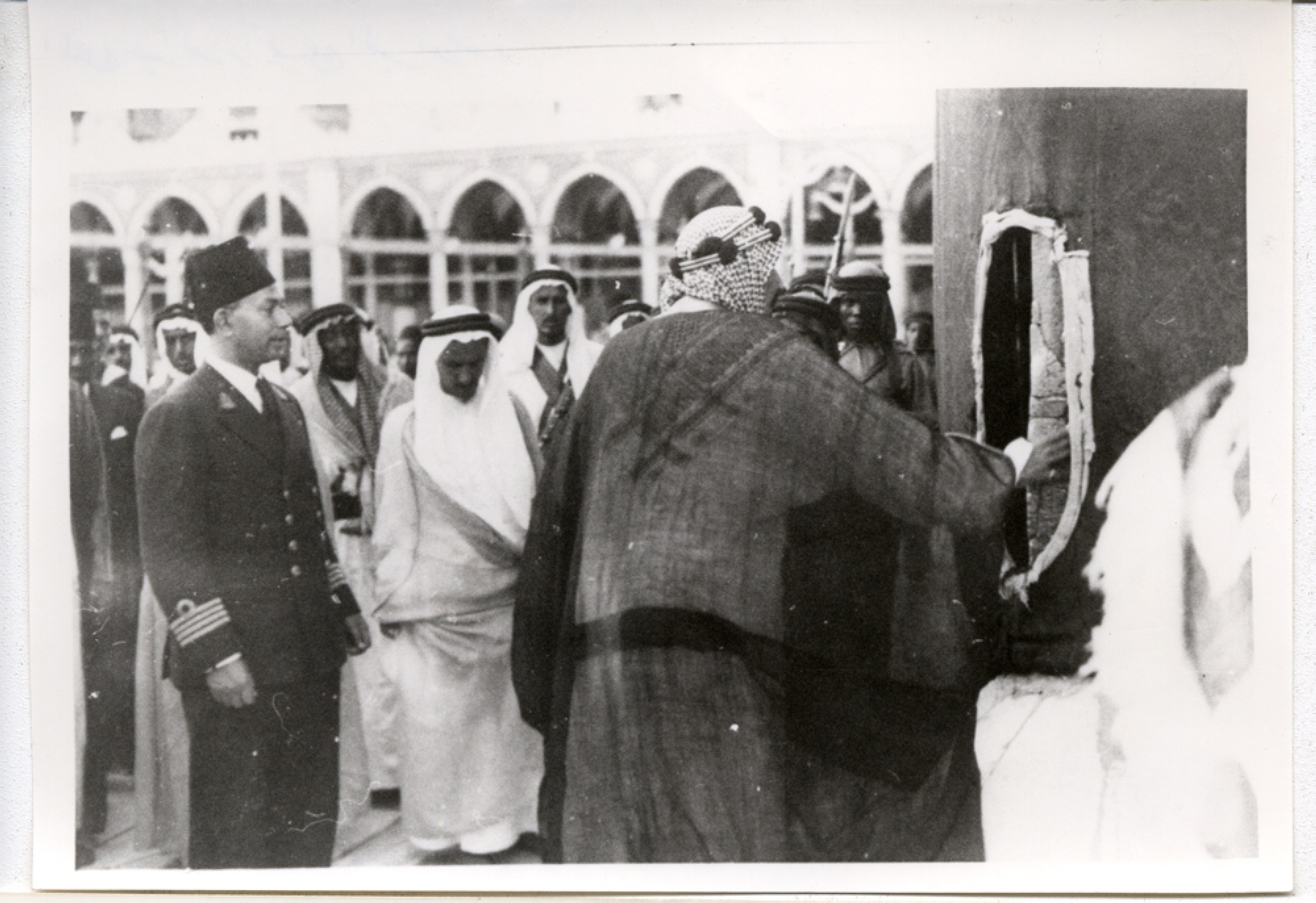 King Abdulaziz wiping the Yemini Corner during Tawaf around the Holy Kaaba. King Abdulaziz Foundation for Research and Archives (Darah)