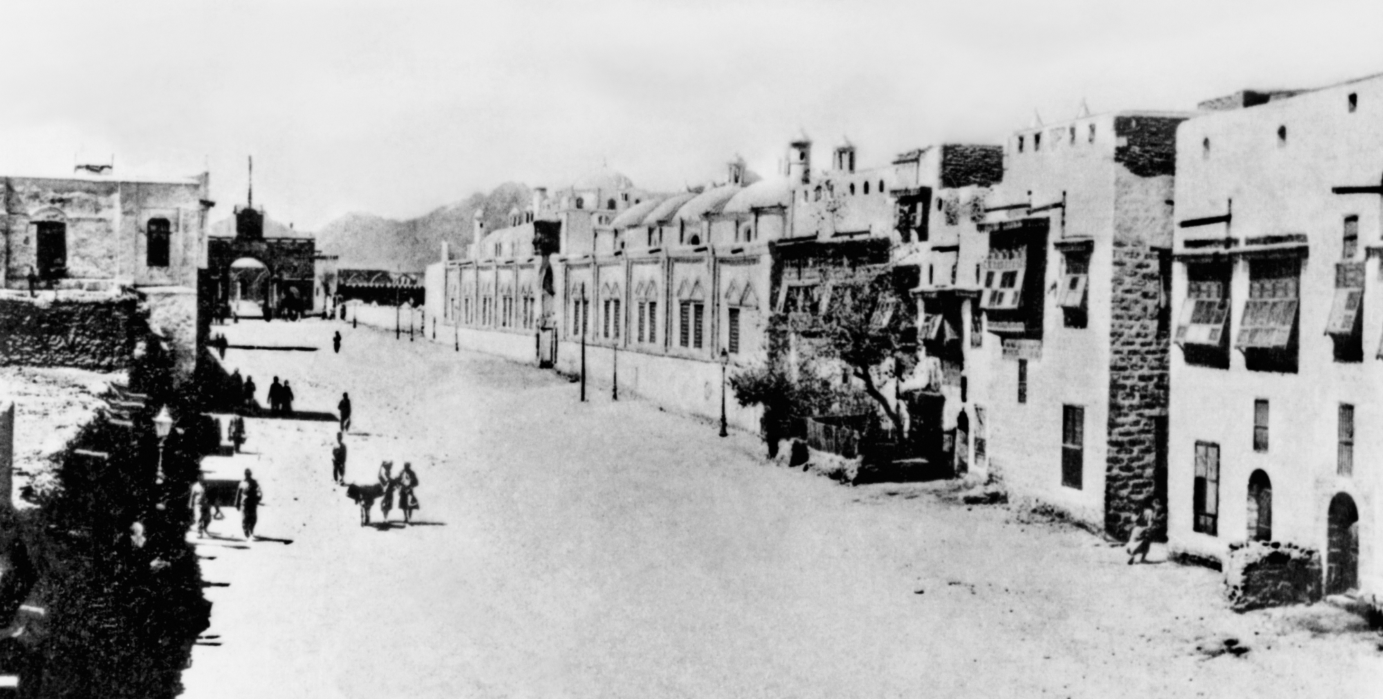 One of the ancient roads of al-Madinah al-Munawwarah. Humberto. (King Abdulaziz Foundation for Research and Archives (Darah))