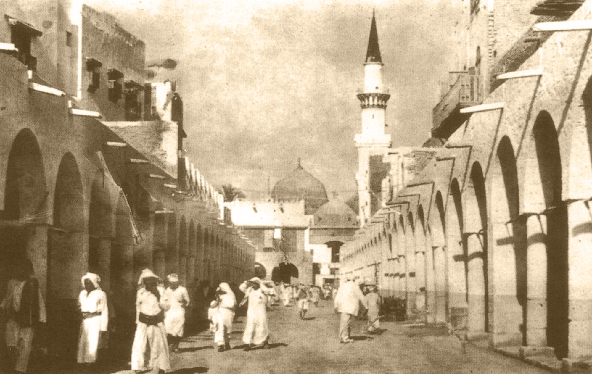 One of the old roads leading to the Prophet’s Mosque. 1947. (King Abdulaziz Foundation for Research and Archives (Darah))