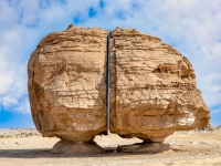 Rock of al-Naslaa, located south of Tayma&#039; Governorate in Tabuk Province. (SPA)