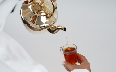 Tea is served to guests on occasions in the Kingdom. (Saudipedia)