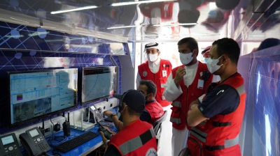 A number of Saudi Red Crescent personnel in the control room are monitoring the provision of health services to pilgrims and Umrah performers (SPA).