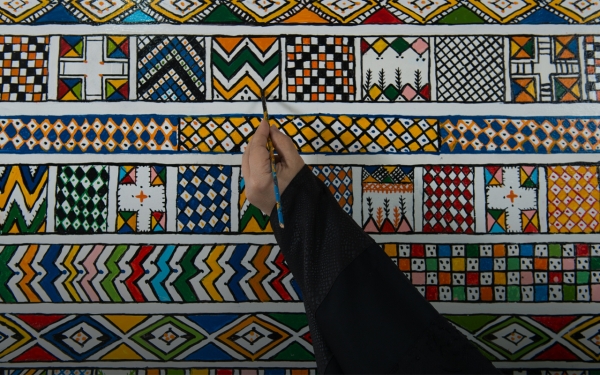 A woman who practices the art of al-Qatt al-Aseeri. (Media Center of Saudi Arabia)