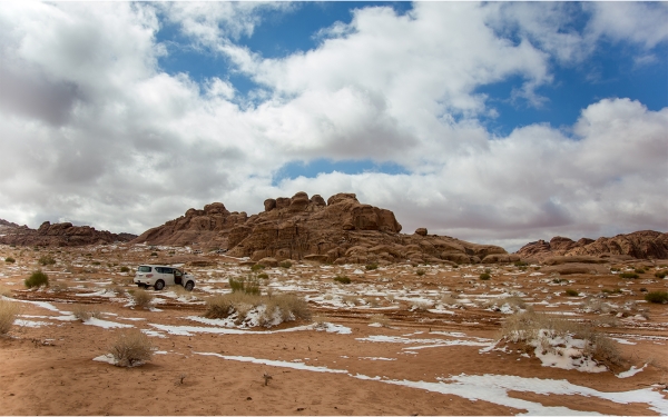 A citizen enjoying the snow above Alaqan mountain in Tabuk. (Saudipedia)