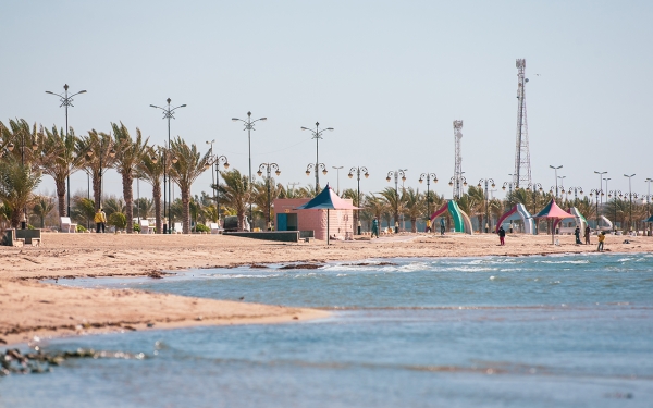 The beaches of Umluj are among the tourist destinations for diving and snorkeling enthusiasts. (Saudipedia)