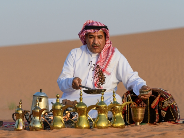 A citizen demonstrating the Saudi coffee-making method in the desert (The Ministry of Culture).