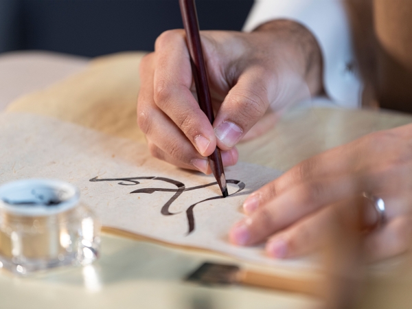 A calligrapher participates in celebrating the Year of Arabic Calligraphy in the Kingdom (The Ministry of Culture).