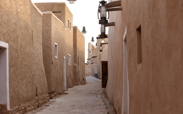 A picture in the historic corridors of Diriyah. (Saudipedia)