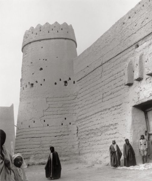 Clay castle and tower of al-Masmak Palace in Riyadh. Gerald de Gaury. 1935. King Abdulaziz Foundation for Research and Archives (Darah)