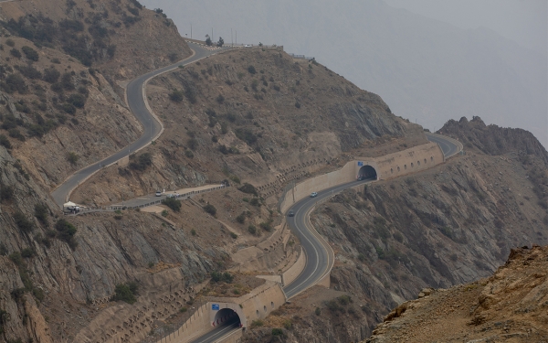 Road in al-Bahah Province overlooking the Tihama plains. (Saudipedia)