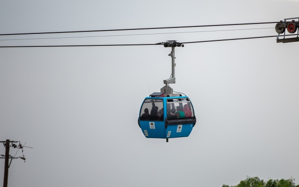 A cable car taking passengers from the Jabal Sawda peak to Rijal Almaa Village. (Saudipedia)