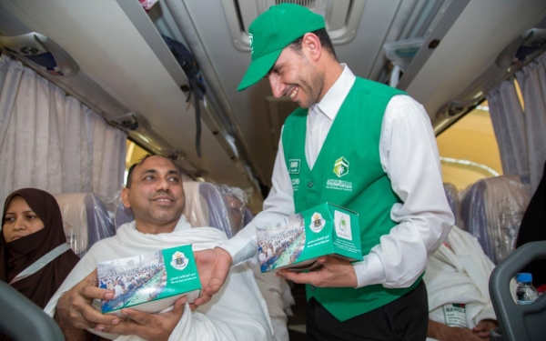 Distribution of free meals to the Hajj and Umrah pilgrims as part of the Pilgrim Experience Program. (SPA)