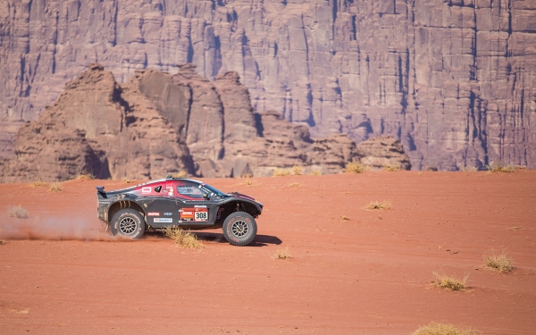 A driver competing in the Dakar Rally held in the Kingdom. (Saudipedia)