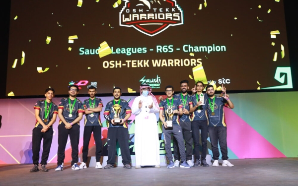 Executive chairman of the federation awarding the Esports Federation Cup to the winners. (Media Center of the Saudi Esports Federation)