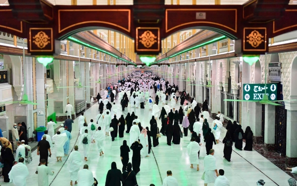 A number of Umrah pilgrims perform the rituals of Umrah and perform the Sa&#039;i between Safa and Marwah in the Grand Mosque in Makkah.