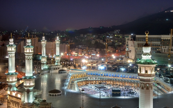 Night image for the Grand Mosque in which the number of the minarets is displayed. (King Abdulaziz Foundation)