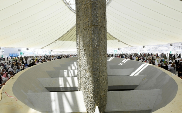 Jamarat complex from the inside. Pilgrims performing the Stoning of the Devil rite. (SPA)