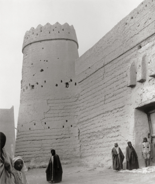 The gate of the historical al-Masmak Palace in an old photograph. (King Abdulaziz Foundation for Research and Archives (Darah))