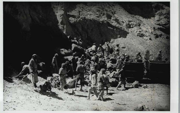 Image of a group of individuals while working in gold exploration in Mahd adh-Dhahab Governorate. Daniel van der Meulen in 1942 King Abdulaziz Foundation for Research and Archives (Darah)